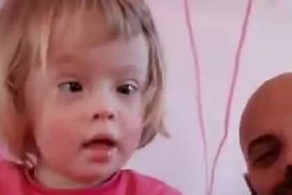 Meisje met down wordt bij geboorte achtergelaten en meer dan 20 keer voor adoptie afgewezen