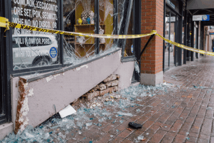 Automobiliste ramt bakkerij en laat daarna ernaast haar nagels doen