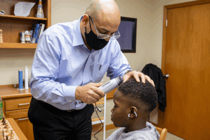 Directeur werkt kapsel van onzekere leerling bij in plaats van hem te straffen