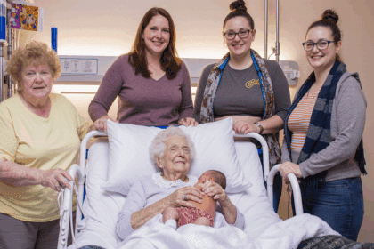 Vrouw 98 met 234 achterachterkleinkinderen ontmoet voor het eerst haar achterachterachterkleindochter