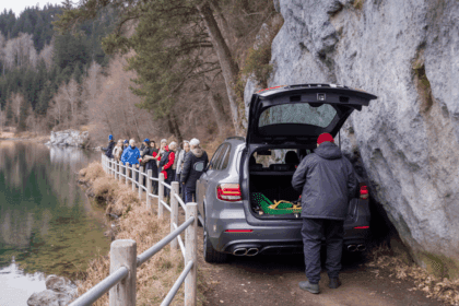 Vakantieganger vertrouwt blind op navigatie en komt met auto vast te zitten op wandelpad