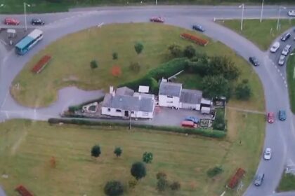 gezin woont midden op rotonde en geniet we hoeven ons geen zorgen te maken over buren