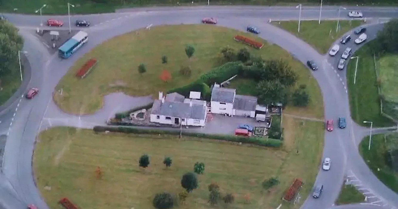 gezin woont midden op rotonde en geniet we hoeven ons geen zorgen te maken over buren