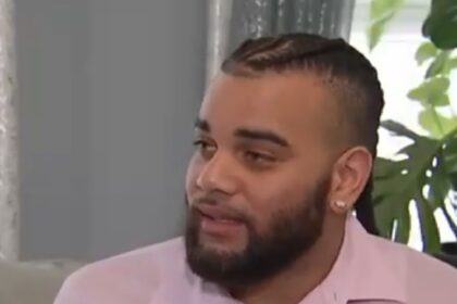 Man rent over vier rijstroken op snelweg om bewusteloze vrouw in rijdende auto te redden