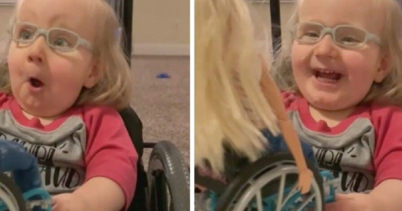Meisje 2 met open ruggetje krijgt bijzondere barbie en straalt van geluk