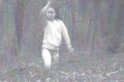 Mysterieuze foto van meisje in park verbijstert miljoenen gebruikers