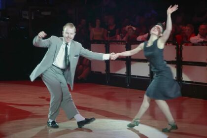 Bianca en Nils dansen op klassieker uit dirty dancing zie nu als ze zich omdraaien