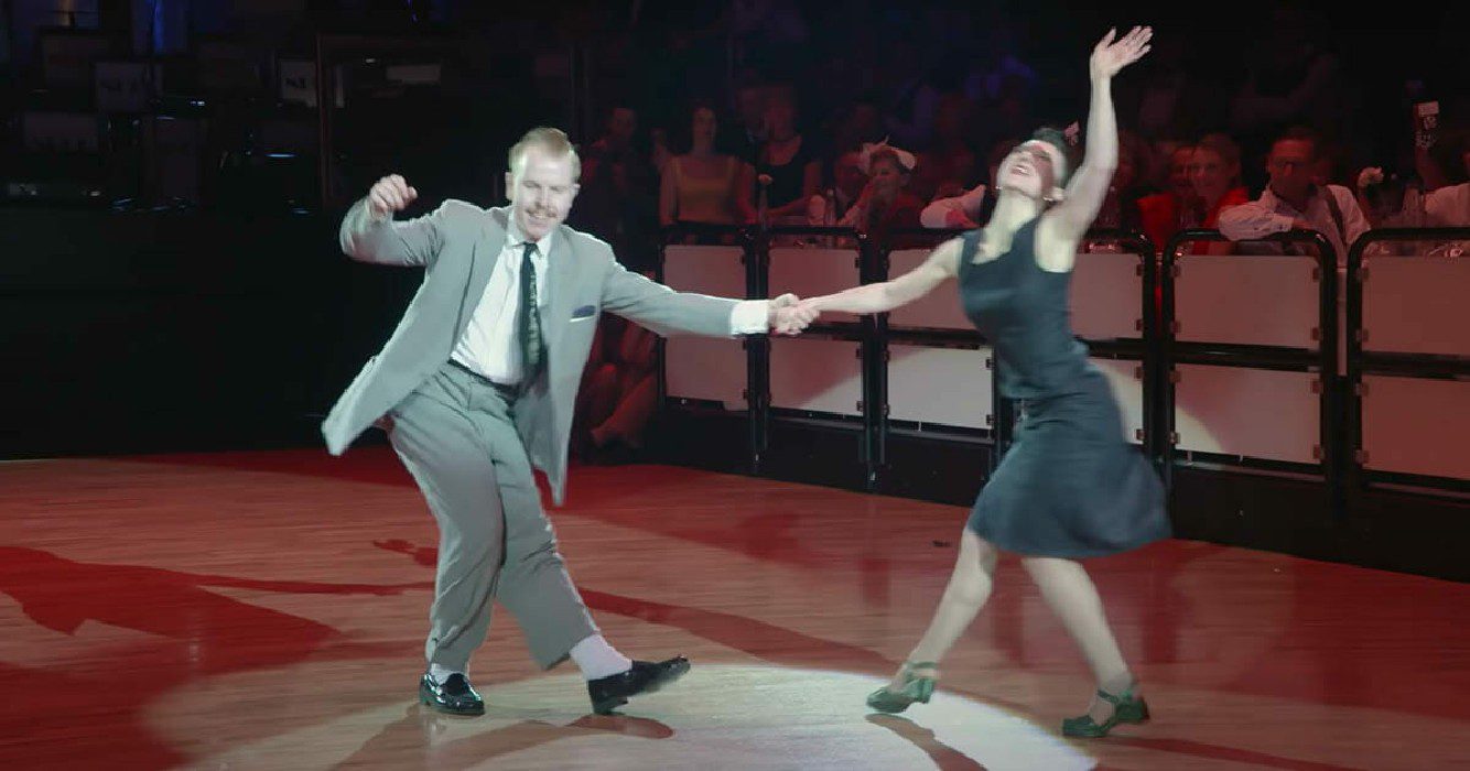 Bianca en Nils dansen op klassieker uit dirty dancing zie nu als ze zich omdraaien