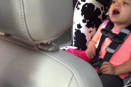 Kleuter zingt vol overgave Bohemian Rhapsody van queen