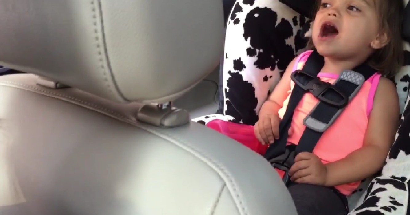 Kleuter zingt vol overgave Bohemian Rhapsody van queen