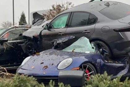 Man brengt auto voor kleine reparaties naar dealer treft hem later bovenop porsche aan