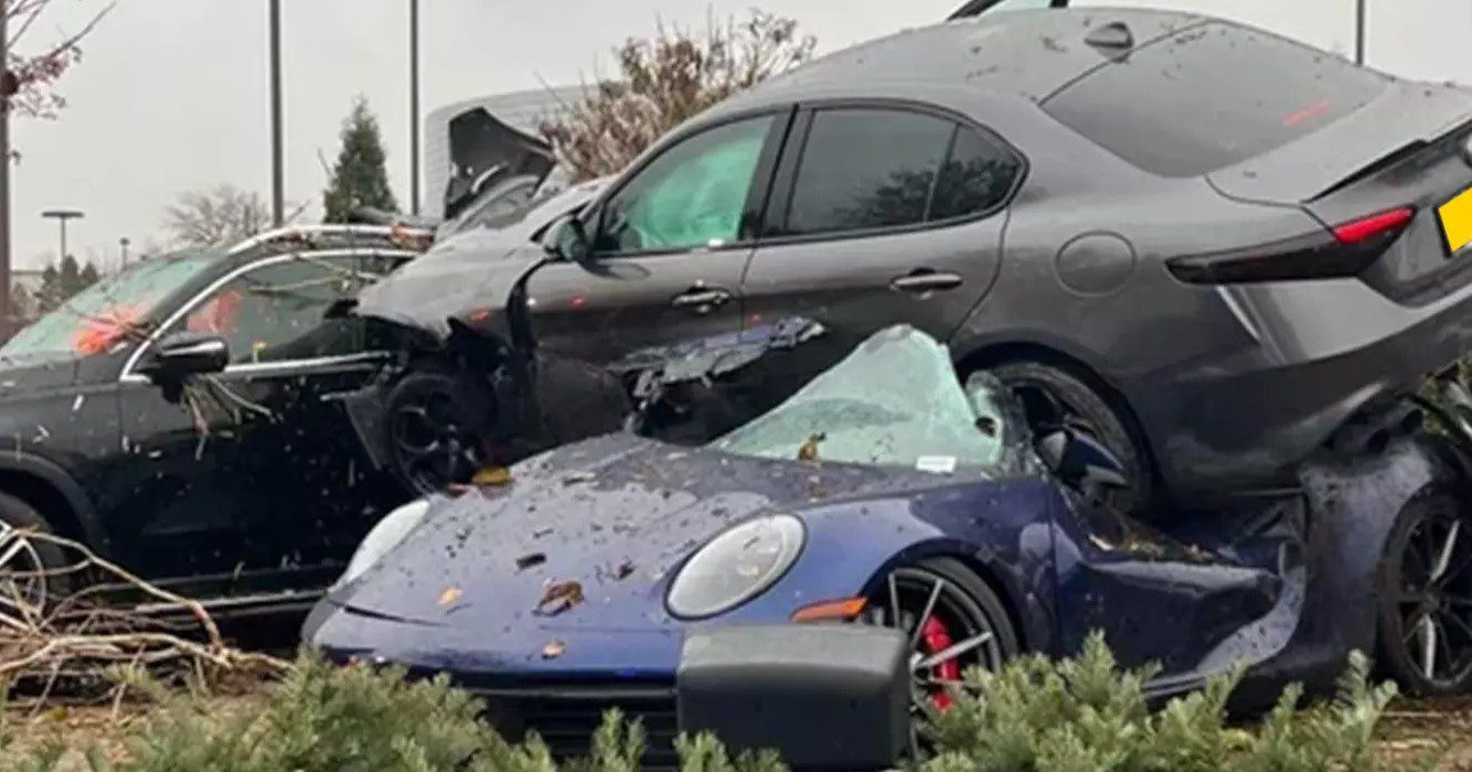 Man brengt auto voor kleine reparaties naar dealer treft hem later bovenop porsche aan