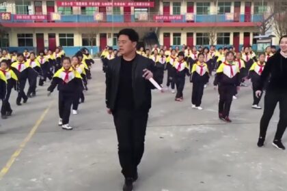 Schooldirecteur is het zat dat leerlingen hele dag achter pc zitten en introduceert de shuffle