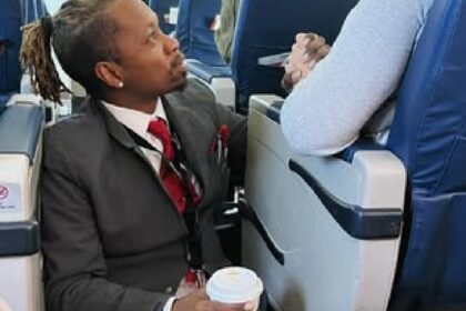 Steward zit hele vlucht op de vloer om passagier in nood te troosten