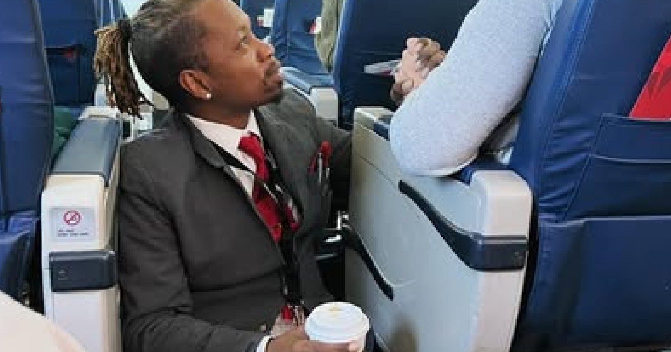 Steward zit hele vlucht op de vloer om passagier in nood te troosten