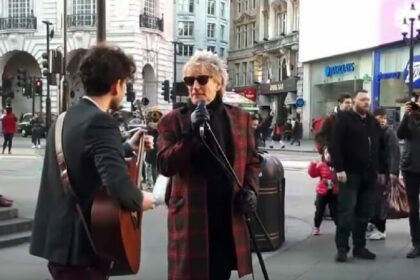 Wereldster luistert hoe straatmuzikant zijn nummer zingt waarna hij microfoon pakt en meezingt