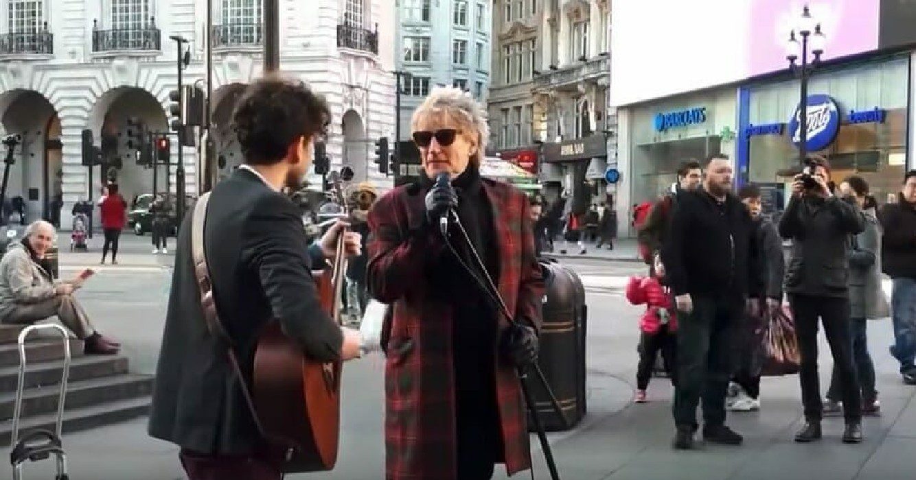 Wereldster luistert hoe straatmuzikant zijn nummer zingt waarna hij microfoon pakt en meezingt