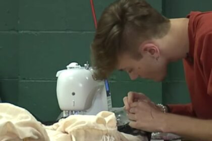 Tiener kan zich geen droomjurk veroorloven dus leert haar date zichzelf hoe hij deze kan maken