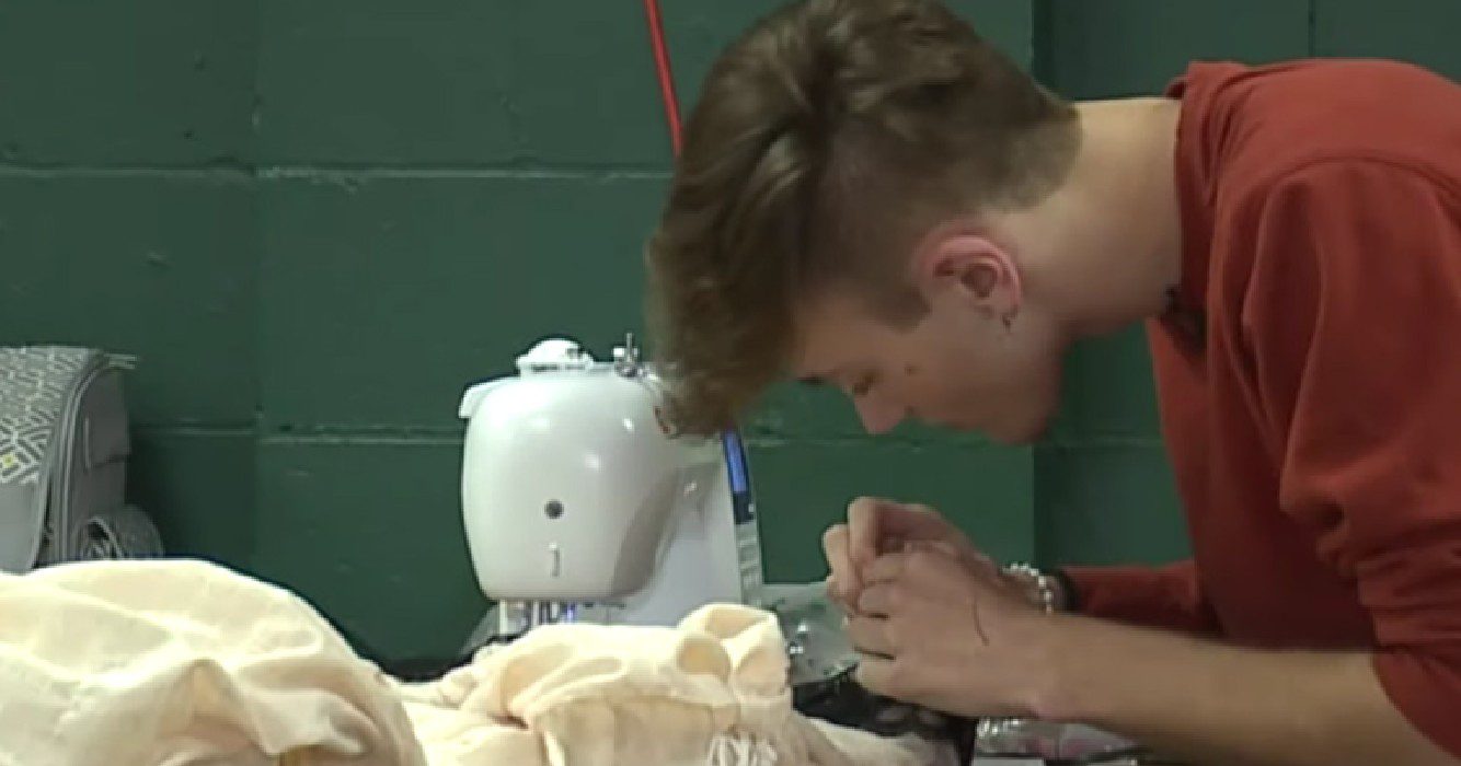 Tiener kan zich geen droomjurk veroorloven dus leert haar date zichzelf hoe hij deze kan maken