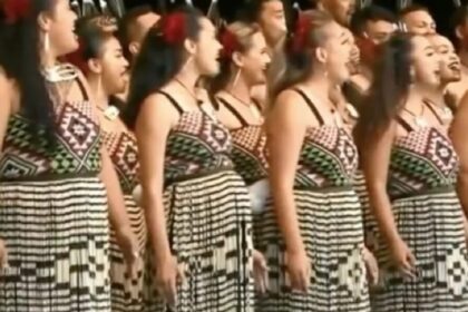 Maori groep geeft geweldige kapa haka van bohemian rhapsody