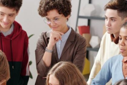 Zoon heeft constant grote mond tegen lerares moeder besluit les bij te wonen