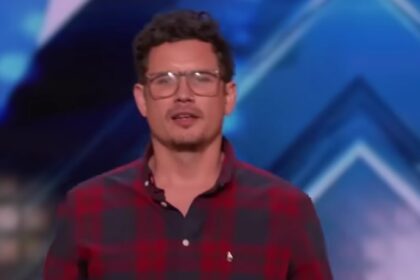 Nerveuze vader van zes kinderen overweldigt jury met bee gees hit