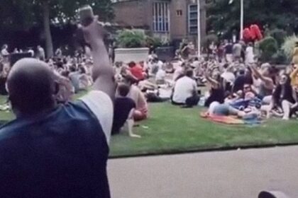 Man zingt bon jovi klassieker op bankje en dan zingt het hele park mee