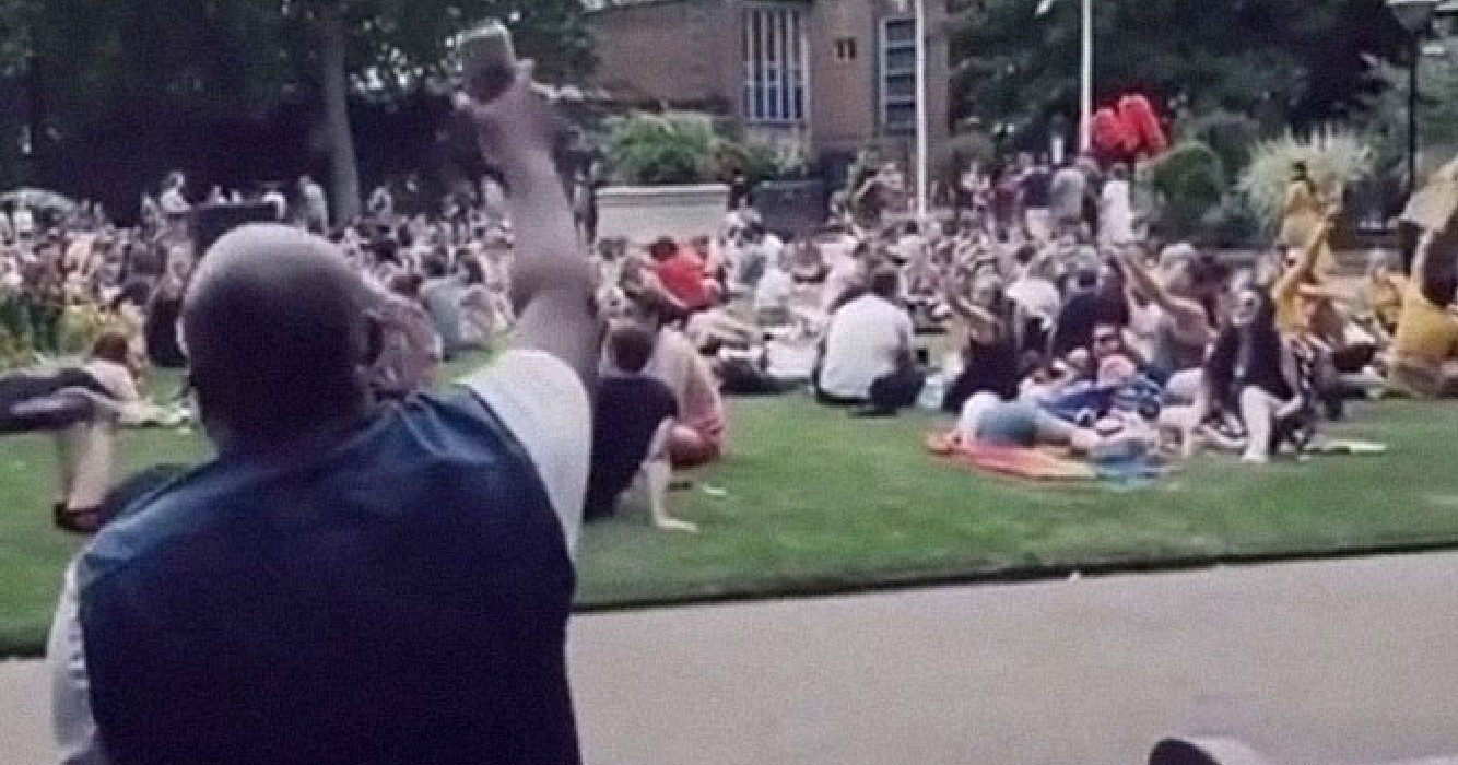 Man zingt bon jovi klassieker op bankje en dan zingt het hele park mee