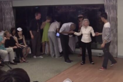 Jongeman nodigt 90-jarige dame uit om te dansen en zie hoe ze haar heupen beweegt