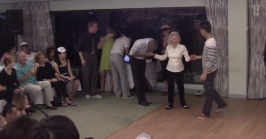 Jongeman nodigt 90-jarige dame uit om te dansen en zie hoe ze haar heupen beweegt