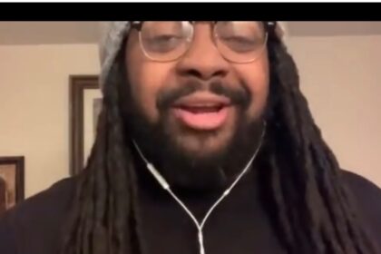 man adopteert drie jongens om ze het gezin te geven dat hij nooit had