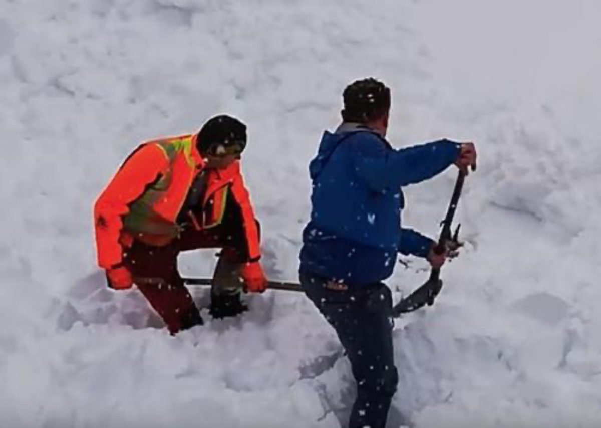 Twee treinmedewerkers zien wezen in sneeuw wegzakken en springen van trein om leven te redden