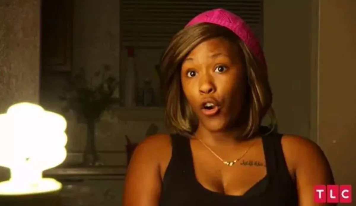 Vrouw kookt in vaatwasser en gebruikt slechts een gloeilamp voor het hele huis om geld te besparen