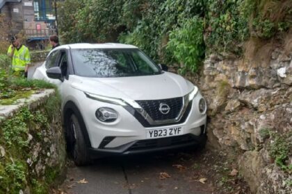 Toerist wurmt auto muurvast in smal voetpad en geeft navigatiesysteem de schuld