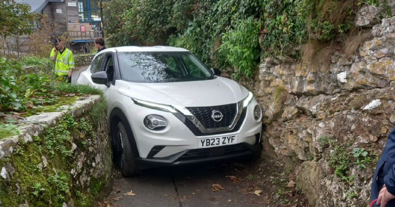 Toerist wurmt auto muurvast in smal voetpad en geeft navigatiesysteem de schuld