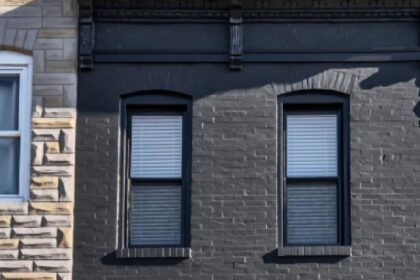 Vrouw geeft woning zwarte metamorfose omdat kleur haar stress bezorgt