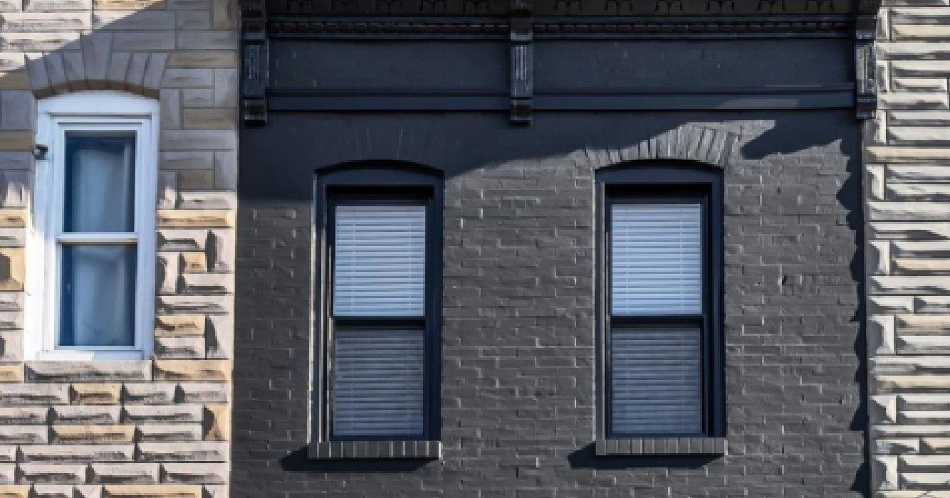 Vrouw geeft woning zwarte metamorfose omdat kleur haar stress bezorgt