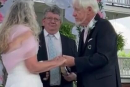 Bruid vraagt doktoren die haar kanker behandelden om haar naar altaar te begeleiden