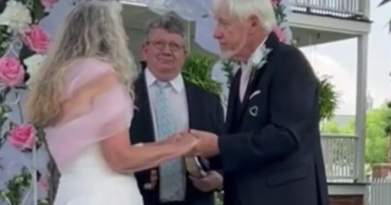 Bruid vraagt doktoren die haar kanker behandelden om haar naar altaar te begeleiden