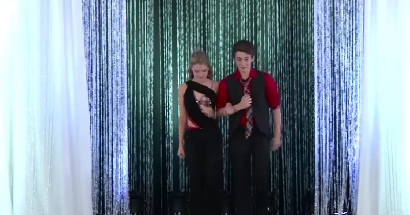 Jongen pakt hand danspartner als choreografie begint waarmee ze kampioen worden