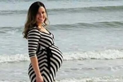 Man fotografeert zijn zwangere echtgenote op strand als plots een dolfijn uit zee springt