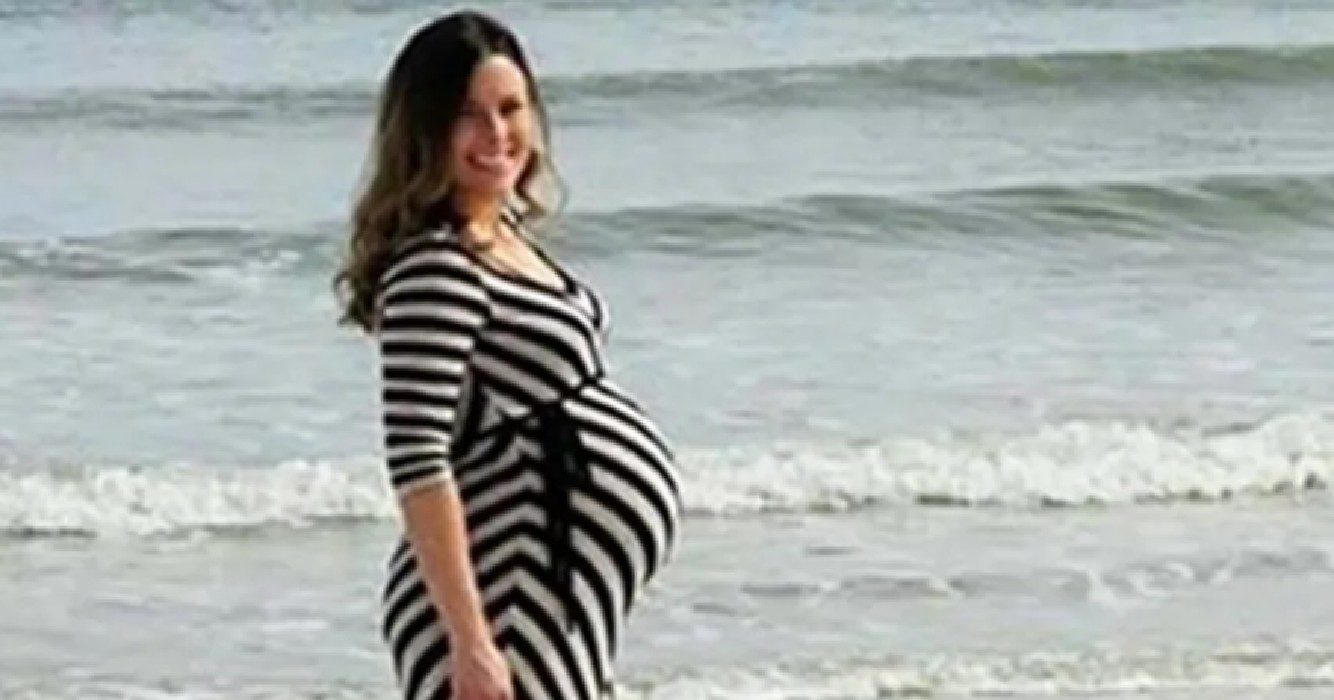 Man fotografeert zijn zwangere echtgenote op strand als plots een dolfijn uit zee springt