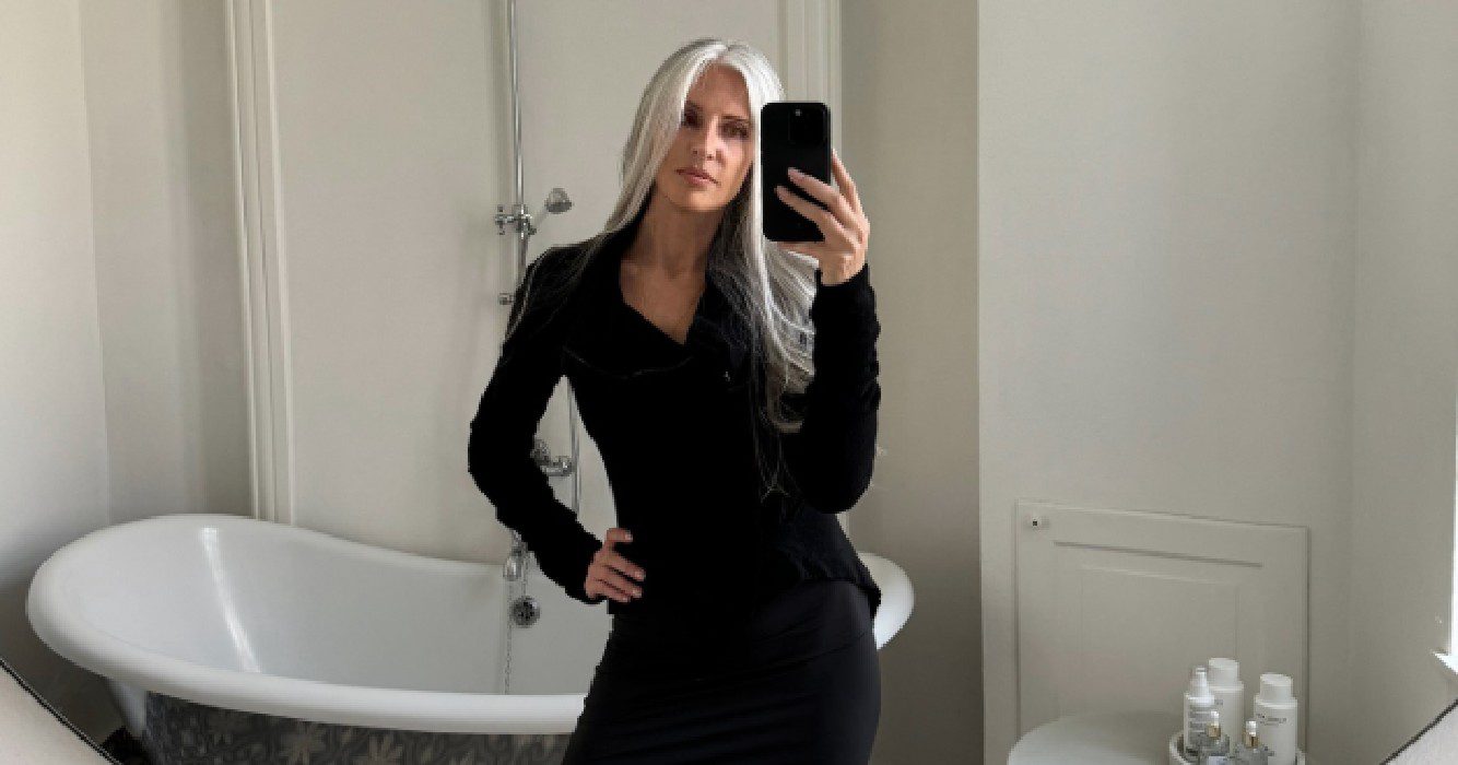 Vrouw 54 besluit grijze haren te omarmen en inspireert nu duizenden anderen