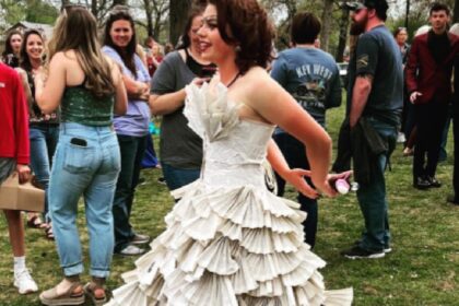 Tiener maakt betoverende galajurk van paginas uit harry potter boeken