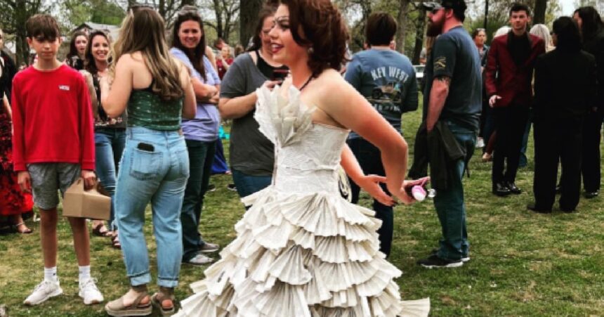 Tiener maakt betoverende galajurk van paginas uit harry potter boeken