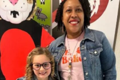 Meisje verkleedt zich als haar juf tijdens superheldendag op school