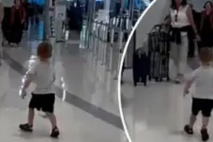 Peuter rent om opa op te halen van vliegveld ik kom eraan opa