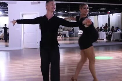 Vrouw is 35 weken zwanger maar dat weerhoudt haar er niet van een geweldig salsaoptreden te geven