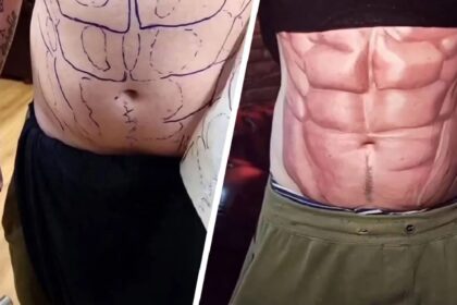 Man laat sixpack op buik tatoeeren om zomerklaar te zijn