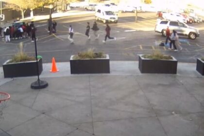 Leerlingen tillen auto op om moeder en haar twee jonge kinderen te bevrijden